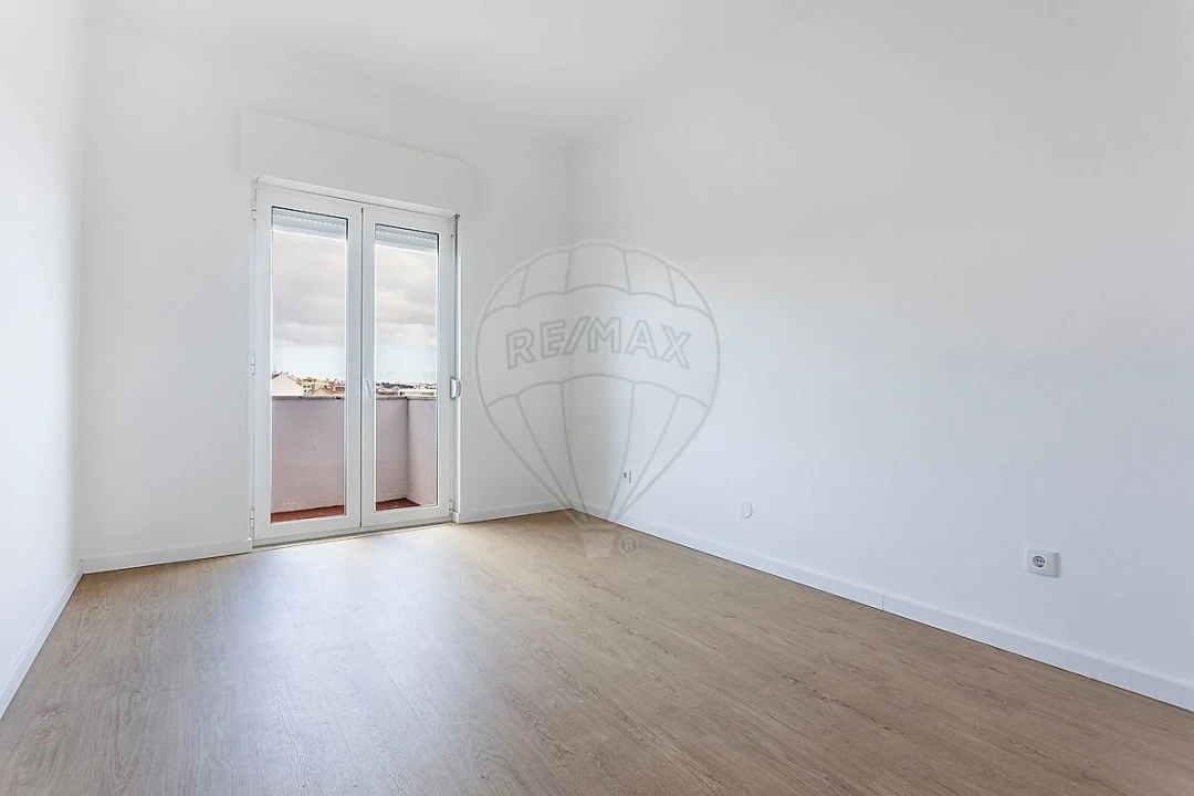 Apartamento T2 para Venda em Ajuda Foto 7