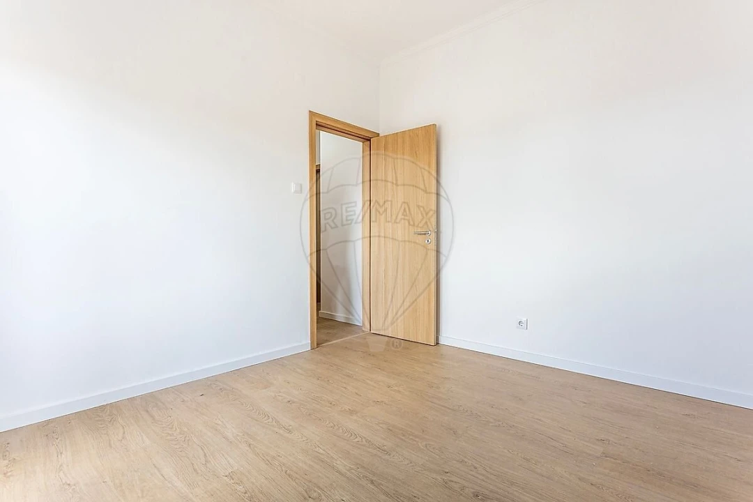 Apartamento T2 para Venda em Ajuda Foto 13