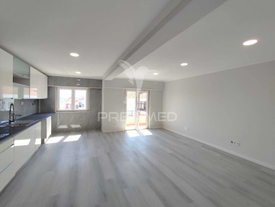 Apartamento T4 para Venda em Amora Foto 2