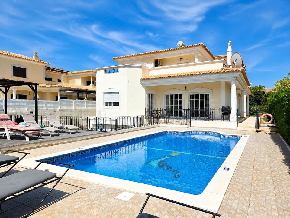 Moradia T5 para Venda em Albufeira e Olhos de Água Foto 1