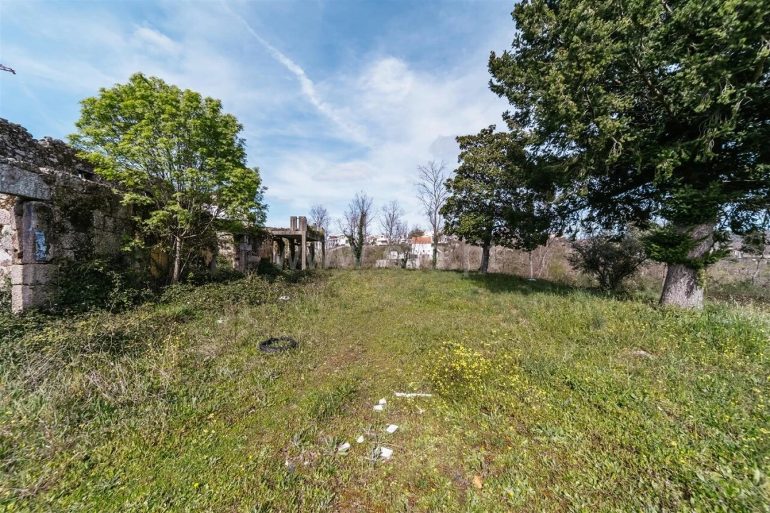 Terreno para Venda em Teixoso e Sarzedo Foto 1