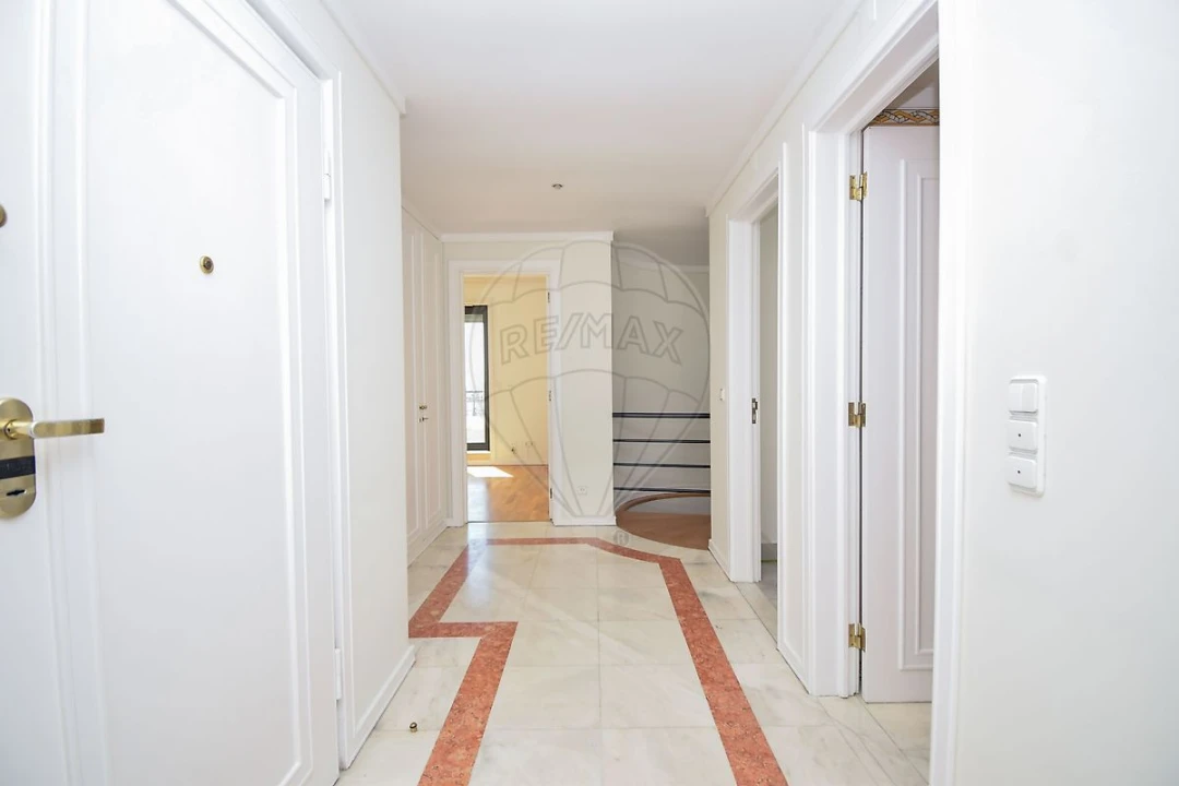 Apartamento T5 para Venda em Campolide Foto 1
