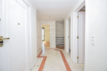 Apartamento T5 para Venda em Campolide