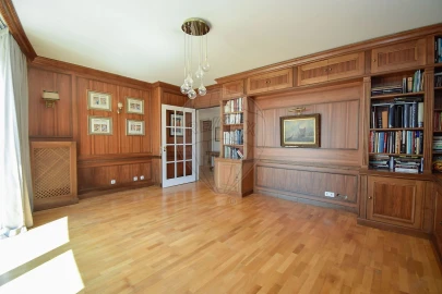 Apartamento T5 para Venda em Campolide