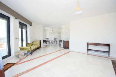 Apartamento T5 para Venda em Campolide