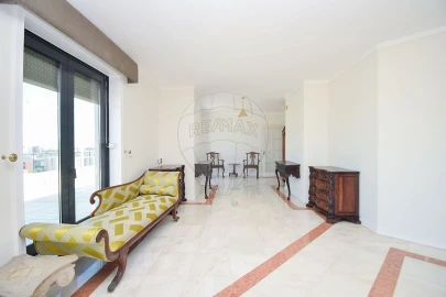 Apartamento T5 para Venda em Campolide