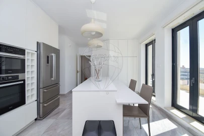 Apartamento T5 para Venda em Campolide
