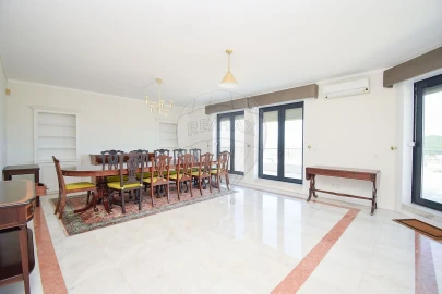 Apartamento T5 para Venda em Campolide
