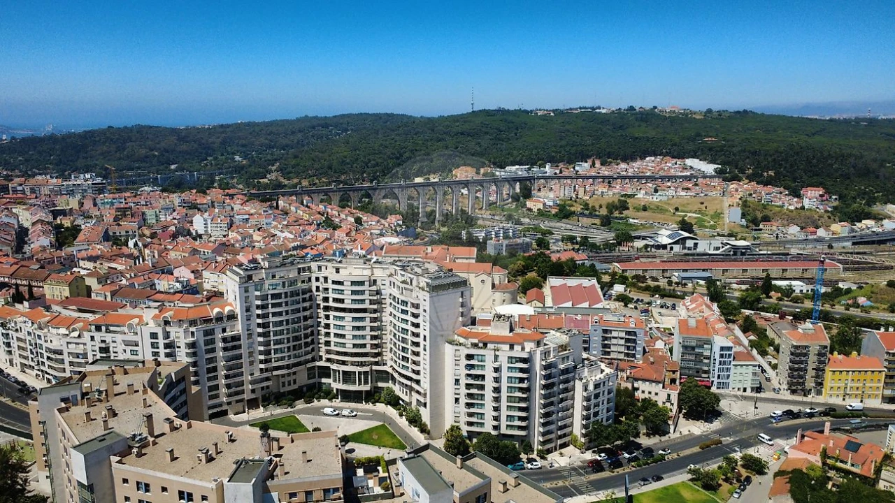 Apartamento T5 para Venda em Campolide Foto 39