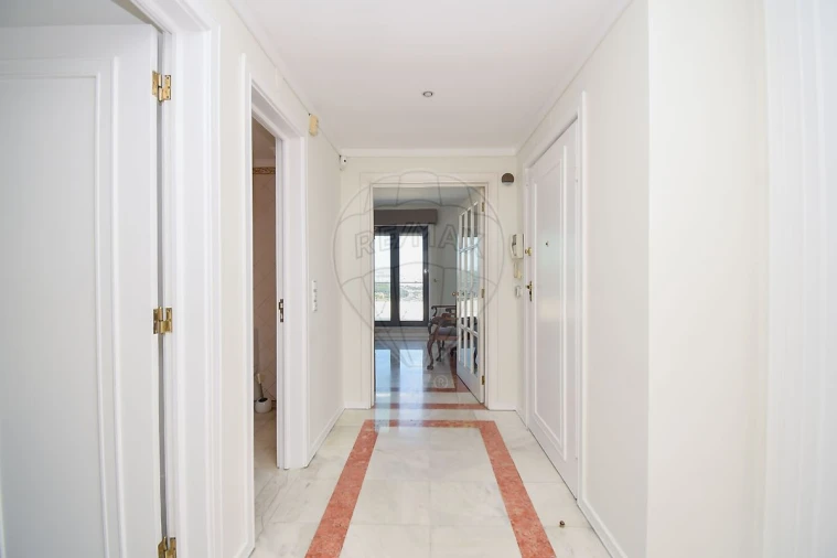 Apartamento T5 para Venda em Campolide Foto 8
