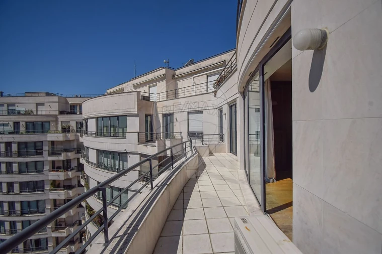 Apartamento T5 para Venda em Campolide Foto 23