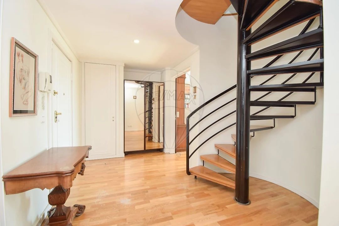 Apartamento T5 para Venda em Campolide Foto 19