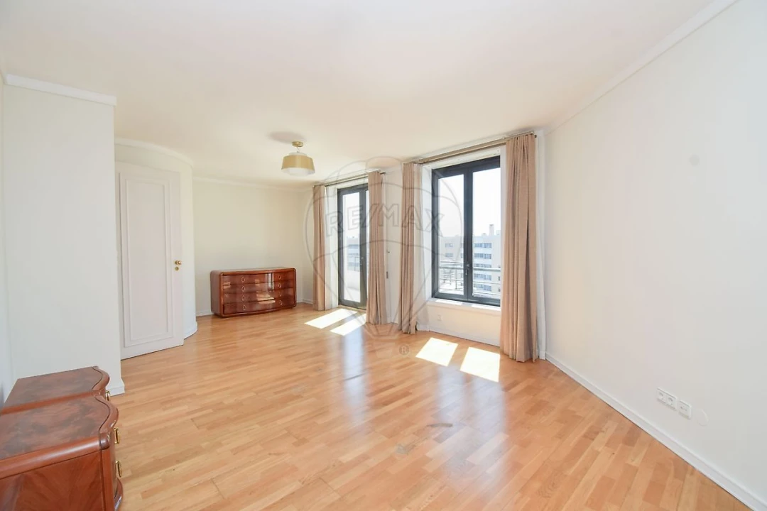 Apartamento T5 para Venda em Campolide Foto 20