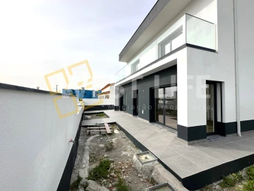 Moradia T4 para Venda em Santa Barbara