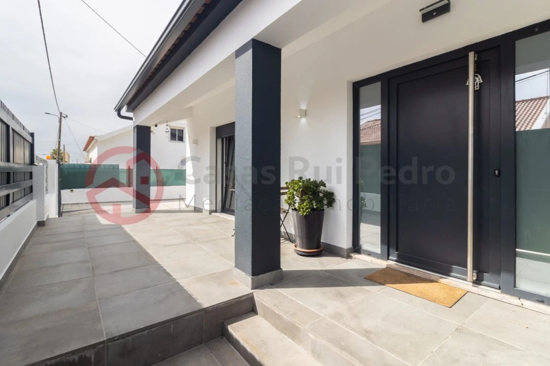 Moradia T4 para Venda em Santo Antonio da Charneca Foto 2