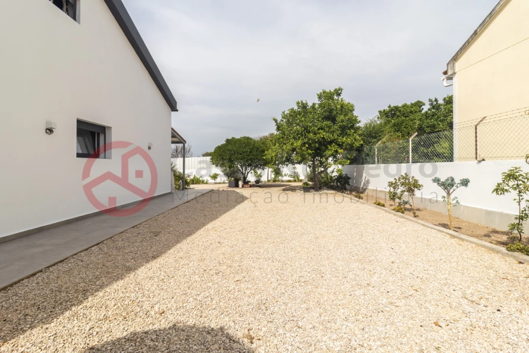 Moradia T4 para Venda em Santo Antonio da Charneca Foto 57