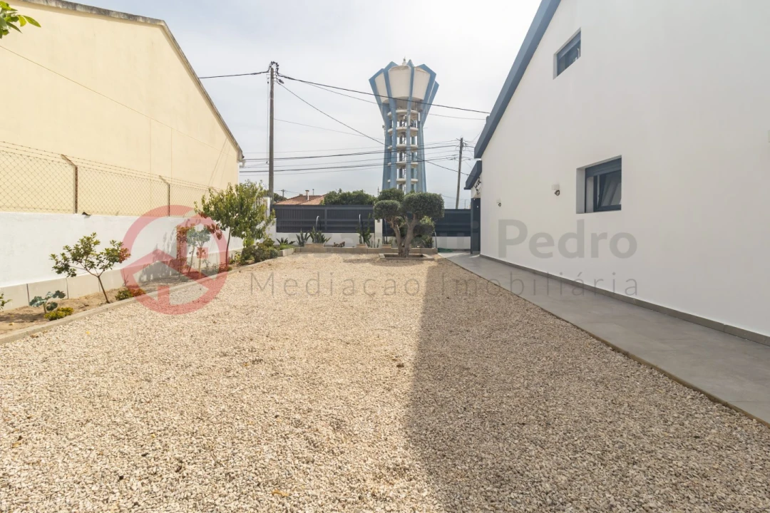 Moradia T4 para Venda em Santo Antonio da Charneca Foto 58