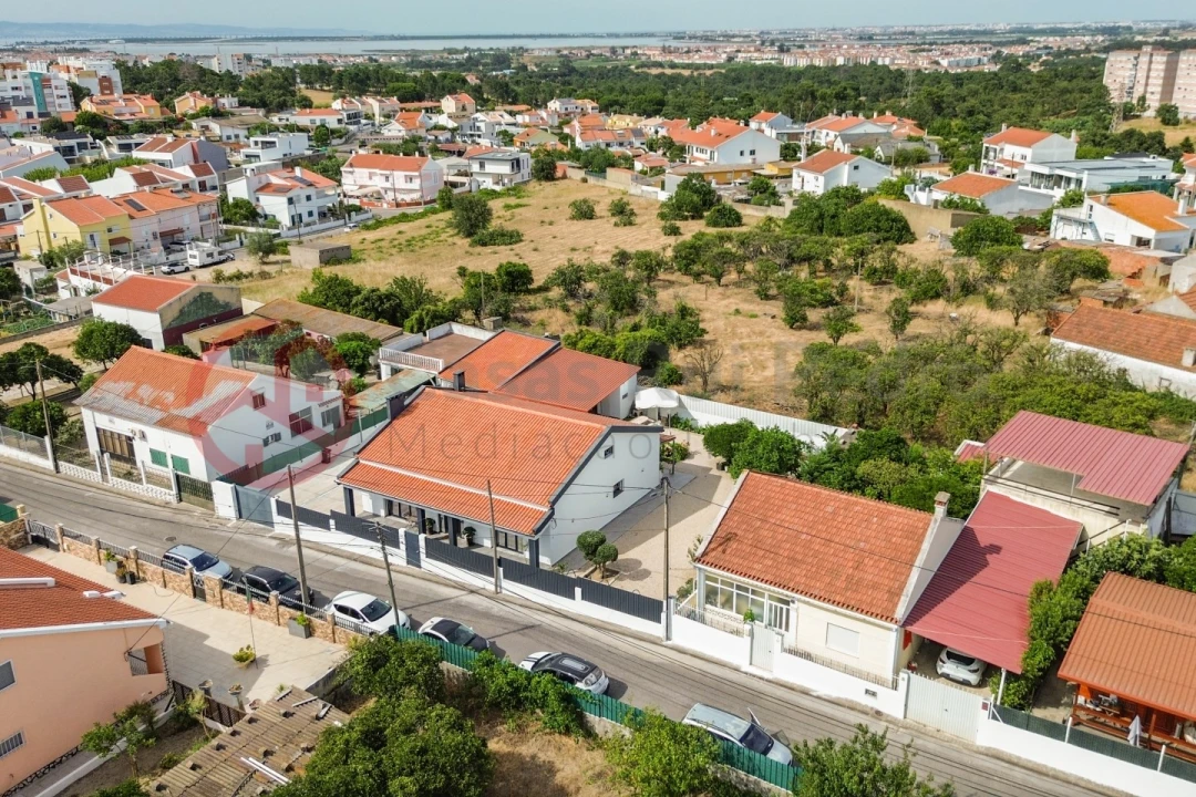 Moradia T4 para Venda em Santo Antonio da Charneca Foto 75