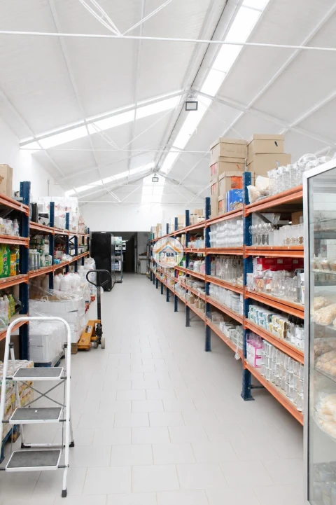 Armazém para Venda em Vilar de Andorinho