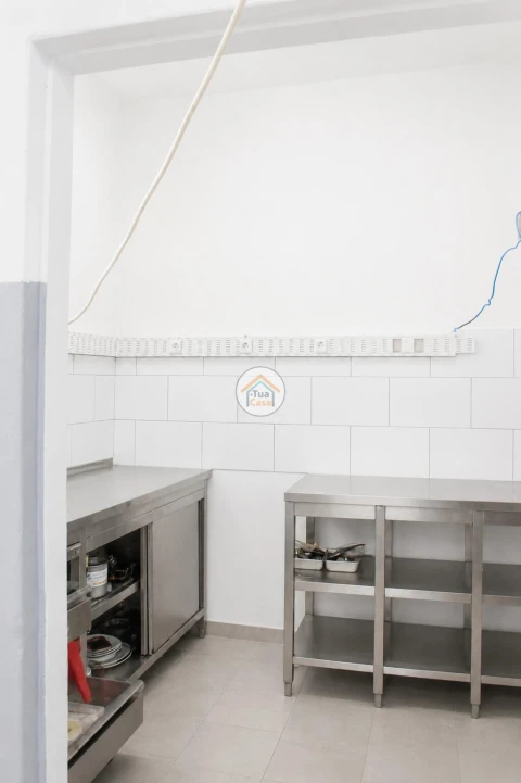 Armazém para Venda em Vilar de Andorinho