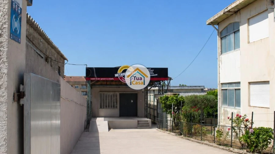 Armazém para Venda em Vilar de Andorinho