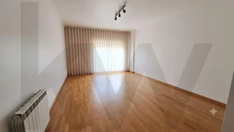 Apartamento T1 para Arrendamento em Laranjeiro e Feijó