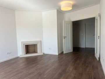 Apartamento T4 para Venda em Alcobaça e Vestiaria