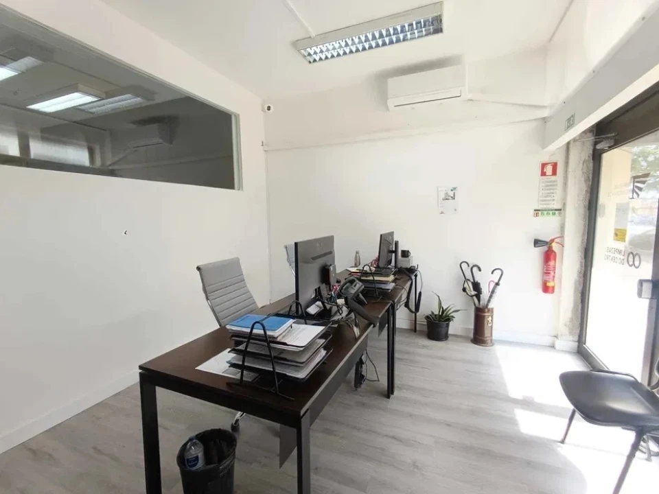 Negócio para Arrendamento em Santo Antonio dos Olivais Foto 1