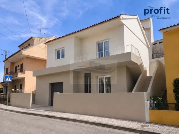 Moradia T4 para Venda em Santa Maria, São Pedro e Matacães