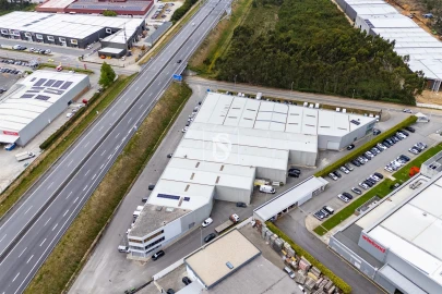 Armazém para Venda em Palmeira de Faro e Curvos