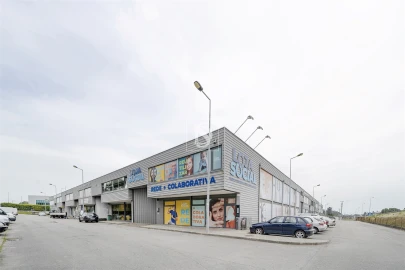 Armazém para Venda em Palmeira de Faro e Curvos