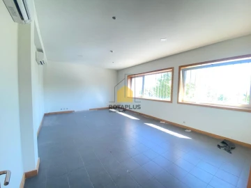 Armazém para Arrendamento em Cidade da Maia