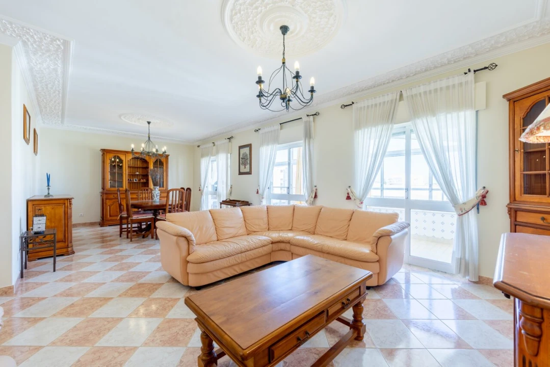 Apartamento T4 para Venda em Quarteira Foto 3