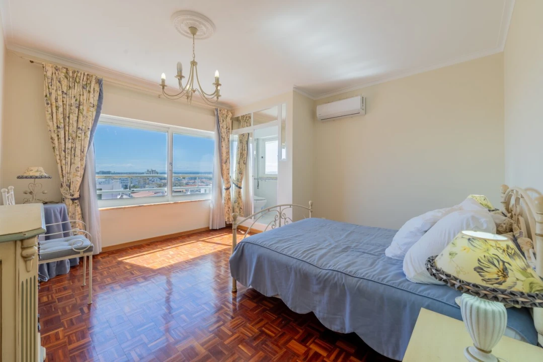 Apartamento T4 para Venda em Quarteira Foto 7