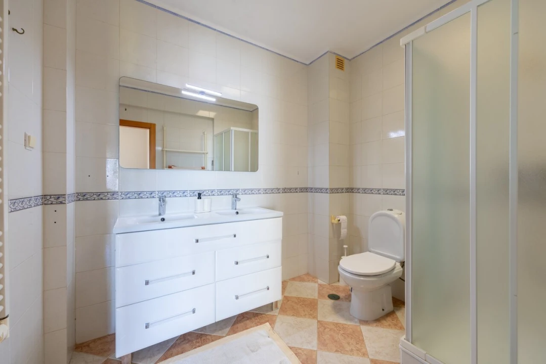 Apartamento T4 para Venda em Quarteira Foto 8
