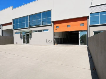 Armazém para Arrendamento em Escapães
