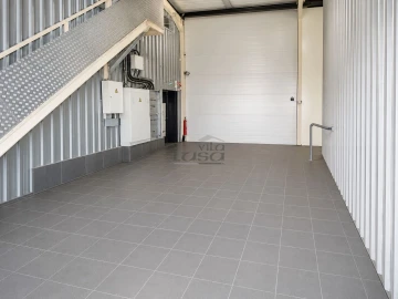 Armazém para Arrendamento em Escapães
