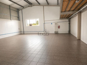 Armazém para Arrendamento em Escapães