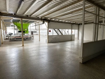 Armazém para Arrendamento em Escapães