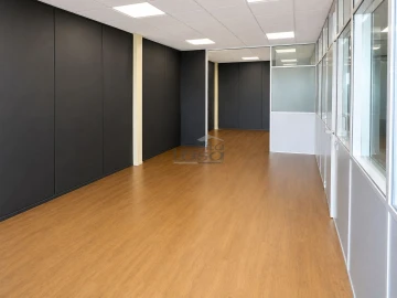 Armazém para Arrendamento em Escapães