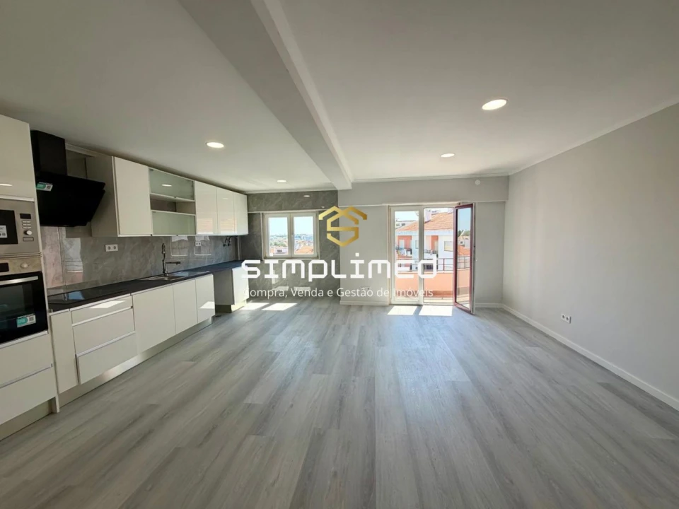 Apartamento T4 para Venda em Amora Foto 2