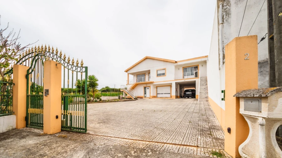 Moradia T5 para Venda em Miragaia e Marteleira