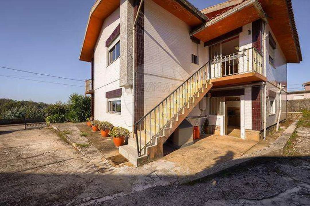 Moradia T6 para Venda em Milheiros de Poiares Foto 4