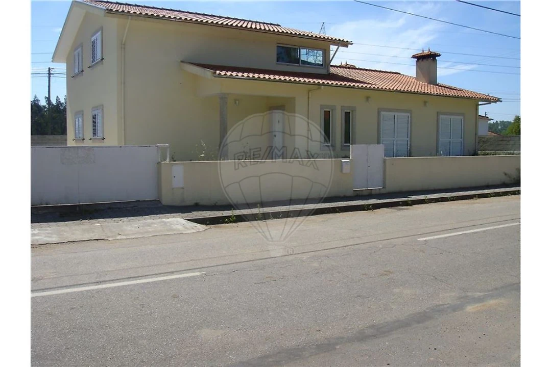 Moradia T4 para Venda em Loureiro Foto 2