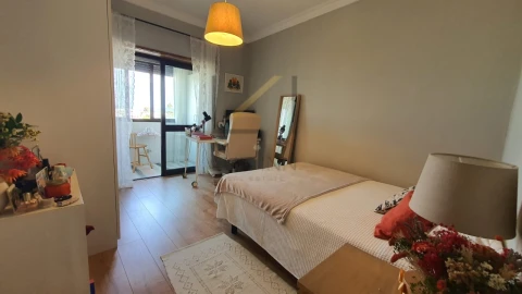Apartamento T2 para Venda em Charneca de Caparica e Sobreda