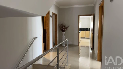 Moradia T4 para Venda em Albufeira e Olhos de Água