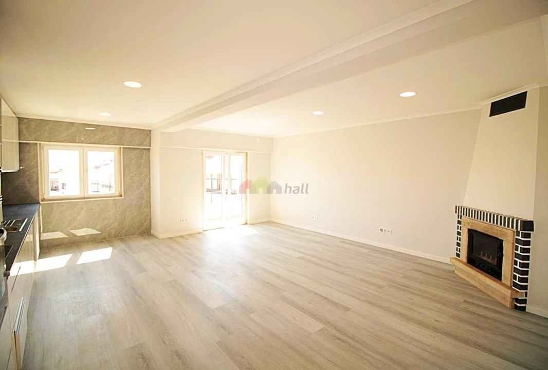 Apartamento T4 para Venda em Amora Foto 3