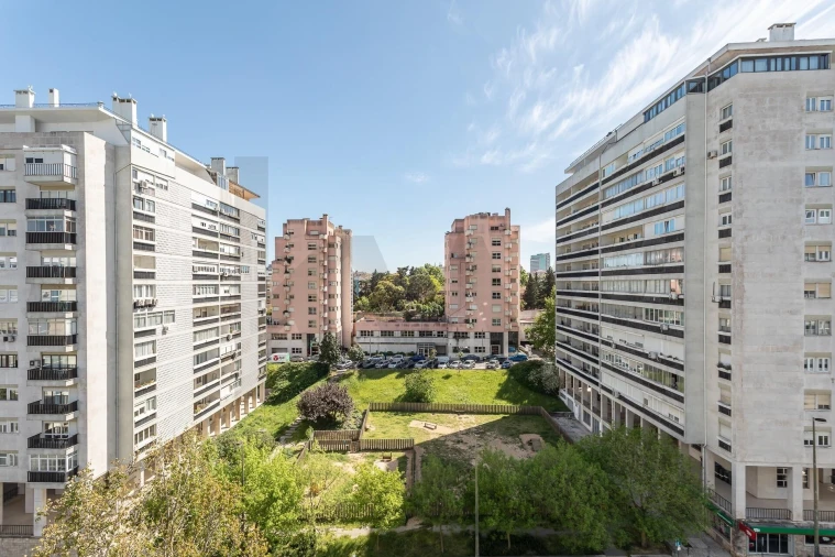 Apartamento T4 para Venda em Alvalade Foto 28