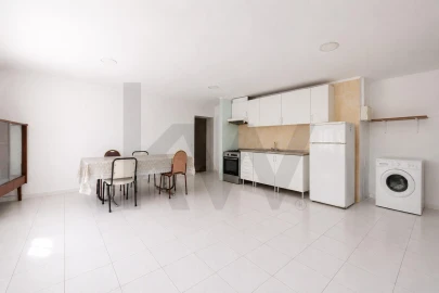 Prédio para Venda em Romeira e Várzea