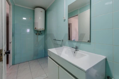 Prédio para Venda em Romeira e Várzea